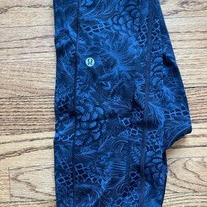 LULULEMON discontinued 7/8 paisley print. Size 4